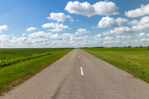 José Henrique Gomes Xavier destaca que a pavimentação em zonas rurais melhora o escoamento da produção e garante mais qualidade de vida para as comunidades.