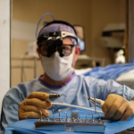 Dr. Haeckel Cabral explica por que a rinoplastia de revisão exige maior planejamento e precisão cirúrgica.