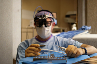 Dr. Haeckel Cabral explica por que a rinoplastia de revisão exige maior planejamento e precisão cirúrgica.