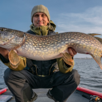 Escolher o melhor local para pescaria exige análise de profundidade, correnteza e espécies presentes, destaca Joel Alves.