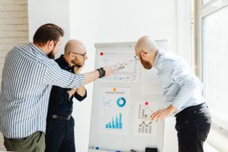 Alta da energia pressiona empresas e deve encarecer produtos no Brasil