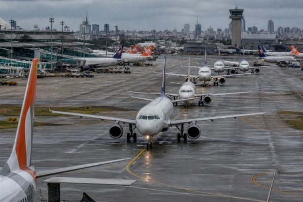 Turbulência no setor aéreo: desafios econômicos e o futuro das empresas aéreas no Brasil