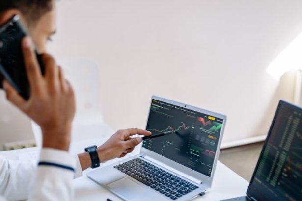 Pequenos negócios aceleram investimentos em tecnologia e produtividade: o que a tendência significa para empreendedores em 2026