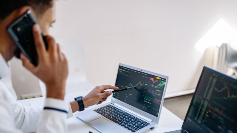 Pequenos negócios aceleram investimentos em tecnologia e produtividade: o que a tendência significa para empreendedores em 2026