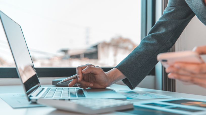 Inteligência artificial e automação impulsionam pequenos negócios em 2026: como empreendedores podem aproveitar a nova onda tecnológica