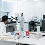 Pesquisadores trabalham com equipamentos de laboratório e analisam amostras durante uma atividade científica.