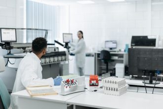 Pesquisadores trabalham com equipamentos de laboratório e analisam amostras durante uma atividade científica.